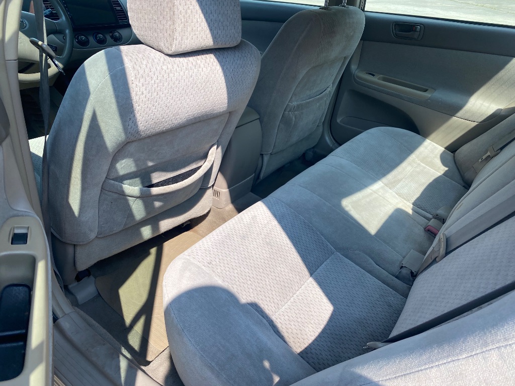 2004 Toyota Camry LE - Photo 6