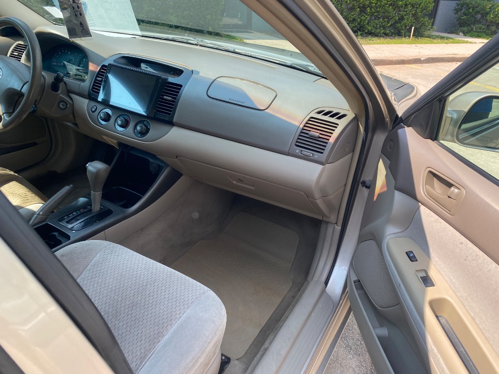 2004 Toyota Camry LE - Photo 8